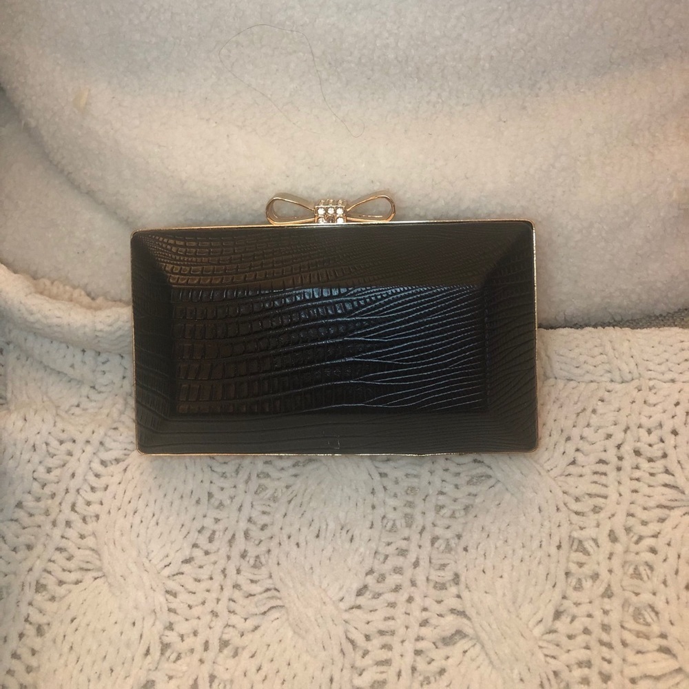 Box Clutch with Bow